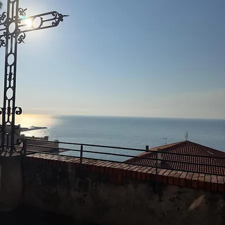 Dormire Nel Parasio Nel Borgo Storico Di E Al Mare In 2 Minuti شقة *