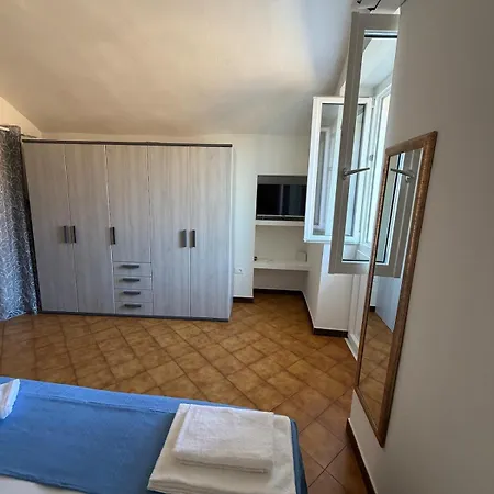 شقة Dormire Nel Parasio Nel Borgo Storico Di E Al Mare In 2 Minuti